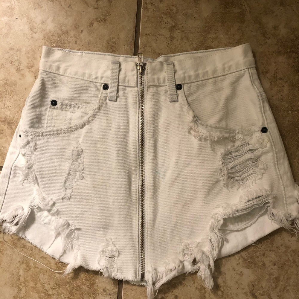 White front zip - Picture 2 of 3